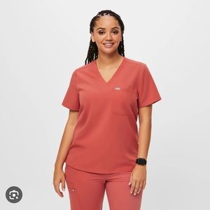 Figs scrub set in Coral